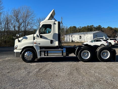 USED 2016 FREIGHTLINER CASCADIA TANDEM AXLE DAYCAB TRUCK #15169-8