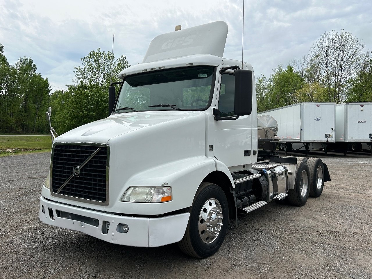 USED 2012 VOLVO VNM64T200 TANDEM AXLE DAYCAB TRUCK #15187