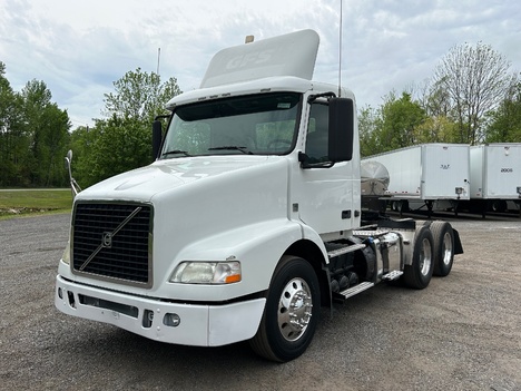 USED 2012 VOLVO VNM64T200 TANDEM AXLE DAYCAB TRUCK #15187-1