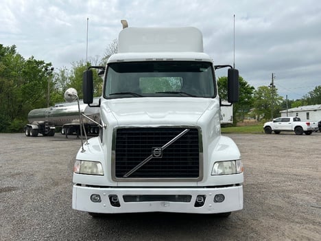 USED 2012 VOLVO VNM64T200 TANDEM AXLE DAYCAB TRUCK #15187-2