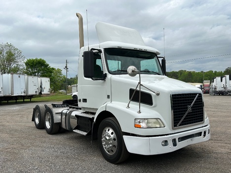 USED 2012 VOLVO VNM64T200 TANDEM AXLE DAYCAB TRUCK #15187-3
