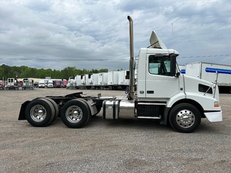 USED 2012 VOLVO VNM64T200 TANDEM AXLE DAYCAB TRUCK #15187-4