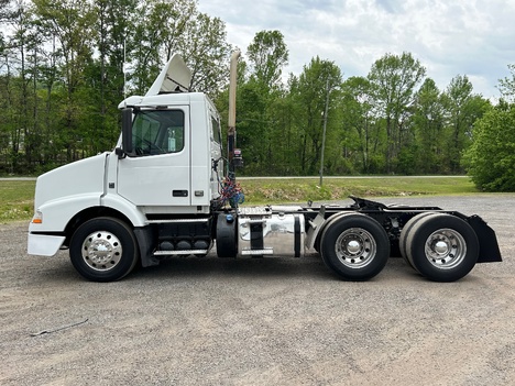 USED 2012 VOLVO VNM64T200 TANDEM AXLE DAYCAB TRUCK #15187-8