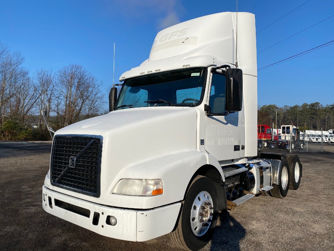 USED 2012 VOLVO VNM64T200 TANDEM AXLE DAYCAB TRUCK #15188