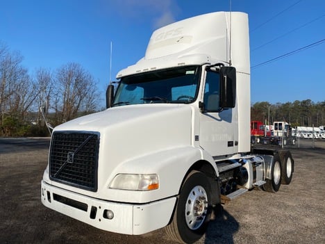 USED 2012 VOLVO VNM64T200 TANDEM AXLE DAYCAB TRUCK #15188-1