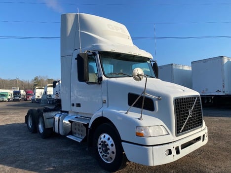 USED 2012 VOLVO VNM64T200 TANDEM AXLE DAYCAB TRUCK #15188-3