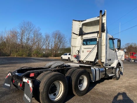 USED 2012 VOLVO VNM64T200 TANDEM AXLE DAYCAB TRUCK #15188-6