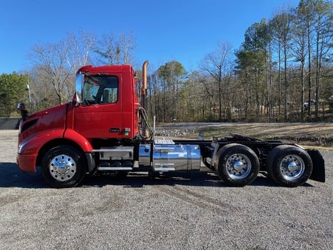 USED 2019 VOLVO VNR64T300 TANDEM AXLE DAYCAB TRUCK #15203-10