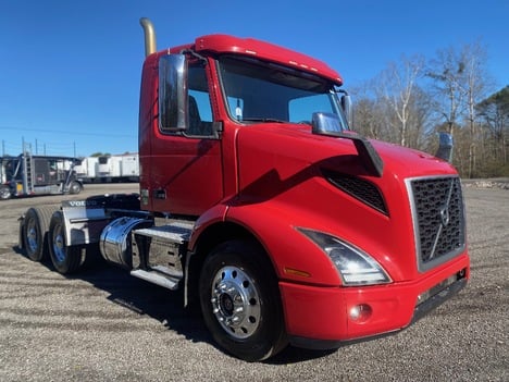 USED 2019 VOLVO VNR64T300 TANDEM AXLE DAYCAB TRUCK #15203-3