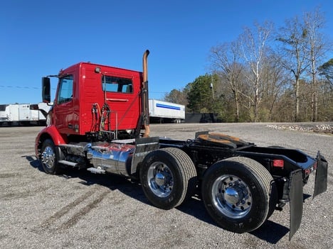 USED 2019 VOLVO VNR64T300 TANDEM AXLE DAYCAB TRUCK #15203-9