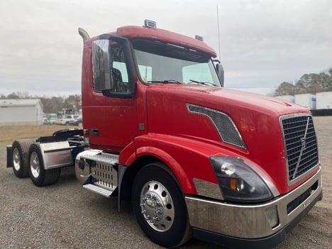 USED 2017 VOLVO VNL64T300 TANDEM AXLE DAYCAB TRUCK #15204-3