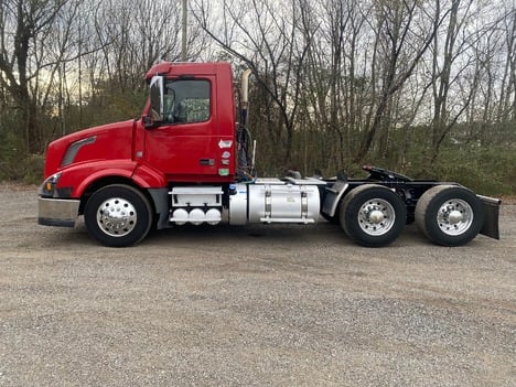 USED 2017 VOLVO VNL64T300 TANDEM AXLE DAYCAB TRUCK #15204-8