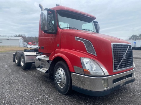 USED 2014 VOLVO VNL64T300 TANDEM AXLE DAYCAB TRUCK #15206-3