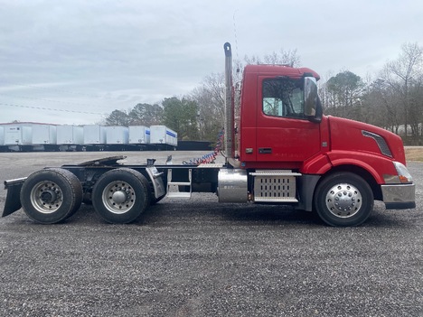 USED 2014 VOLVO VNL64T300 TANDEM AXLE DAYCAB TRUCK #15206-4