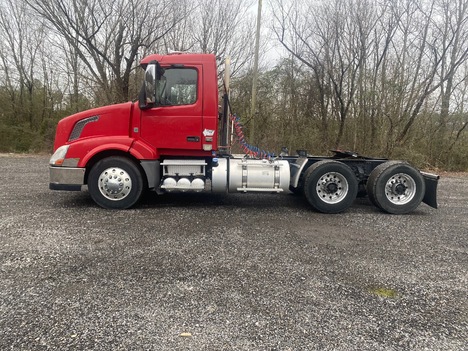 USED 2014 VOLVO VNL64T300 TANDEM AXLE DAYCAB TRUCK #15206-8