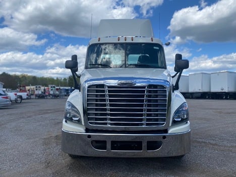 USED 2016 FREIGHTLINER CASCADIA TANDEM AXLE DAYCAB TRUCK #15250-2