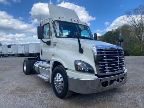 USED 2016 FREIGHTLINER CASCADIA TANDEM AXLE DAYCAB TRUCK #15250-3