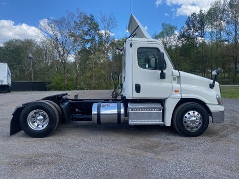 USED 2016 FREIGHTLINER CASCADIA TANDEM AXLE DAYCAB TRUCK #15250-4