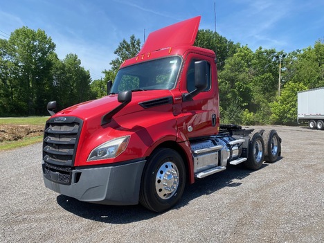USED 2018 FREIGHTLINER CASCADIA TANDEM AXLE DAYCAB TRUCK #15257-1