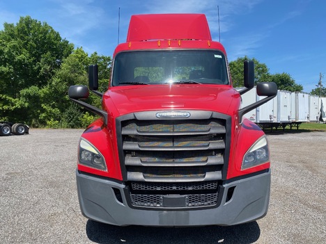 USED 2018 FREIGHTLINER CASCADIA TANDEM AXLE DAYCAB TRUCK #15257-2