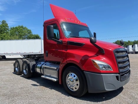 USED 2018 FREIGHTLINER CASCADIA TANDEM AXLE DAYCAB TRUCK #15257-3