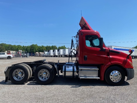 USED 2018 FREIGHTLINER CASCADIA TANDEM AXLE DAYCAB TRUCK #15257-4
