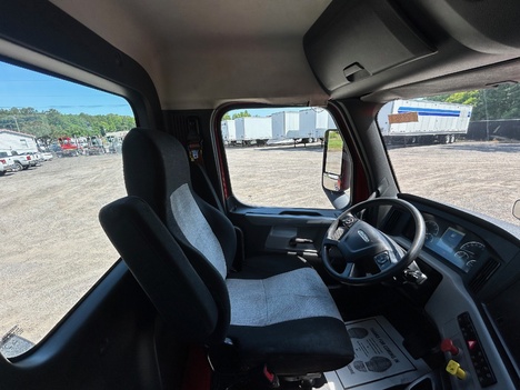 USED 2018 FREIGHTLINER CASCADIA TANDEM AXLE DAYCAB TRUCK #15258-19