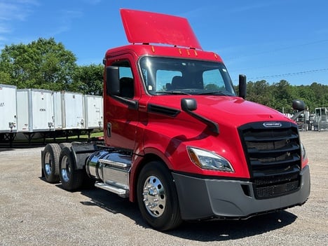 USED 2018 FREIGHTLINER CASCADIA TANDEM AXLE DAYCAB TRUCK #15258-3