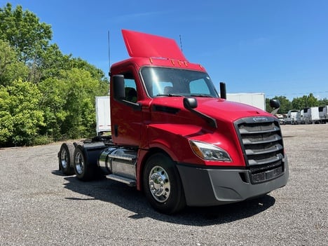 USED 2018 FREIGHTLINER CASCADIA TANDEM AXLE DAYCAB TRUCK #15259-3