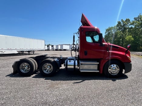 USED 2018 FREIGHTLINER CASCADIA TANDEM AXLE DAYCAB TRUCK #15259-4