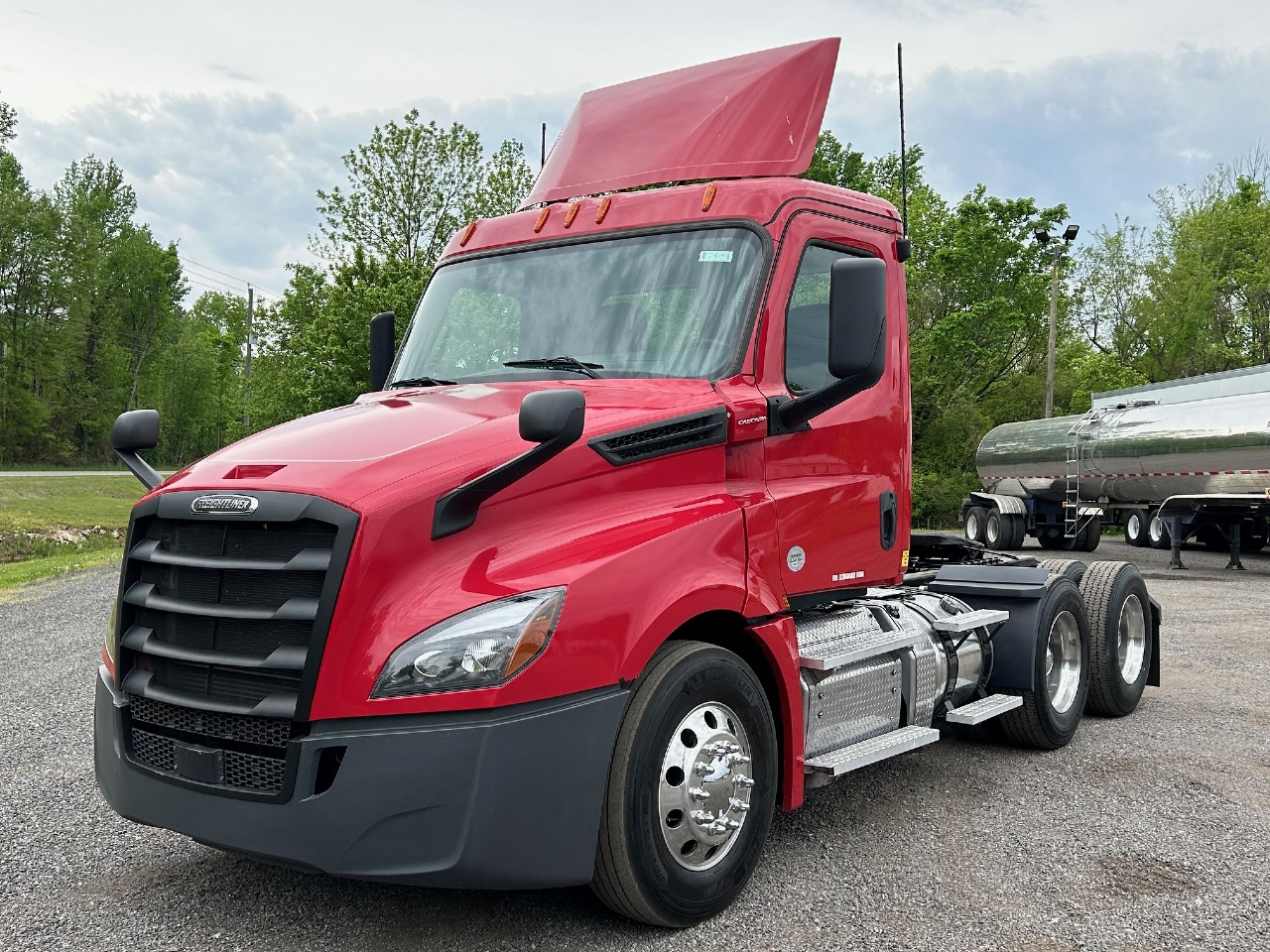 USED 2018 FREIGHTLINER CASCADIA TANDEM AXLE DAYCAB TRUCK #15295