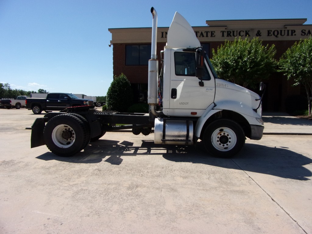 2007 INTERNATIONAL 8600 Single Axle Daycab