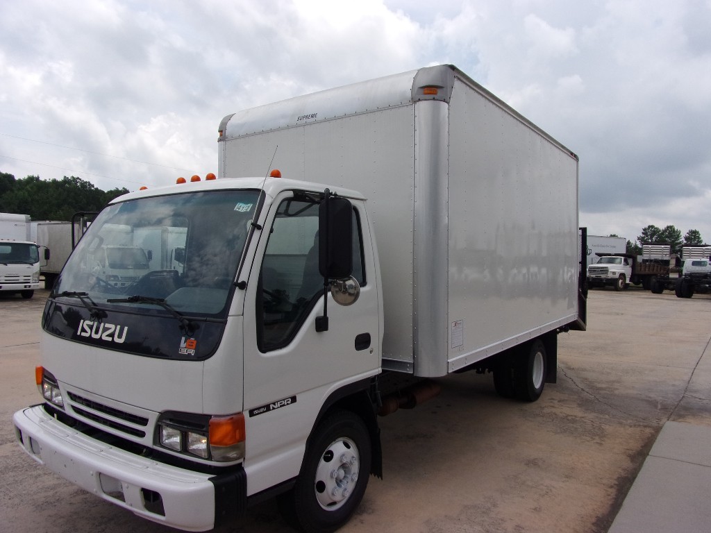2005 ISUZU NPR Box Van Truck