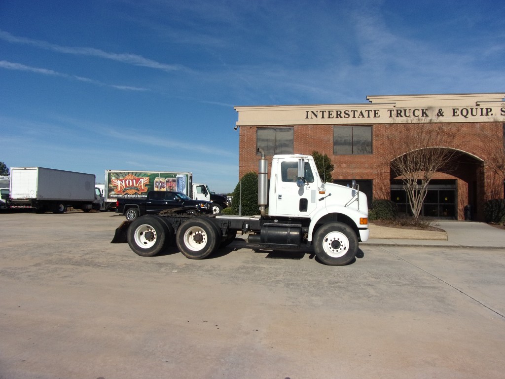 2002 INTERNATIONAL 8100 Tandem Axle Daycab