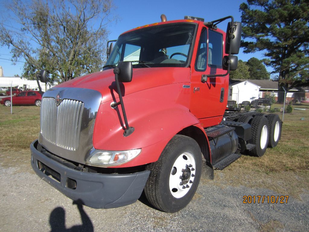 2006 INTERNATIONAL 8600 SBA Tandem Axle Daycab