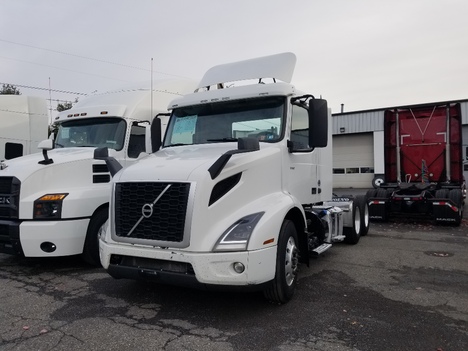 USED 2019 VOLVO VNR64T300 TANDEM AXLE DAYCAB TRUCK #1728-1