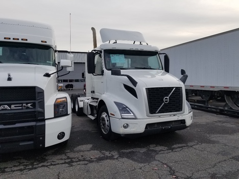 USED 2019 VOLVO VNR64T300 TANDEM AXLE DAYCAB TRUCK #1728-3