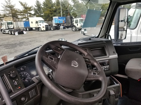 USED 2019 VOLVO VNR64T300 TANDEM AXLE DAYCAB TRUCK #1728-9
