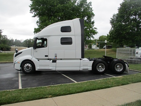 USED 2019 VOLVO VNL860 TANDEM AXLE SLEEPER TRUCK #1784-11