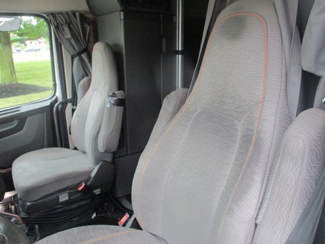 USED 2019 VOLVO VNL860 TANDEM AXLE SLEEPER TRUCK #1784-19