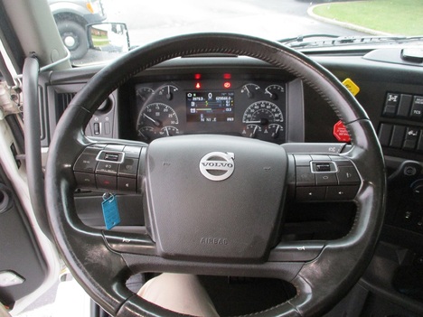USED 2019 VOLVO VNL860 TANDEM AXLE SLEEPER TRUCK #1784-21