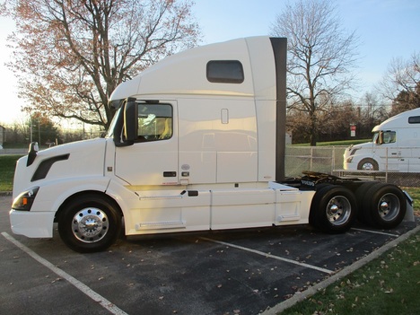 USED 2018 VOLVO VNL670 TANDEM AXLE SLEEPER TRUCK #1808-12