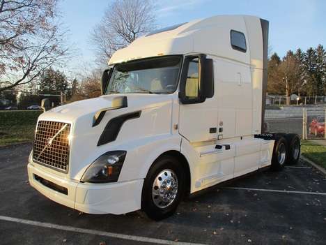 USED 2018 VOLVO VNL670 TANDEM AXLE SLEEPER TRUCK #1808-2