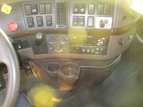 USED 2018 VOLVO VNL670 TANDEM AXLE SLEEPER TRUCK #1808-21