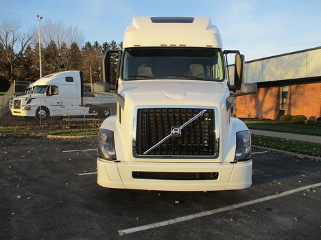 USED 2018 VOLVO VNL670 TANDEM AXLE SLEEPER TRUCK #1808-3