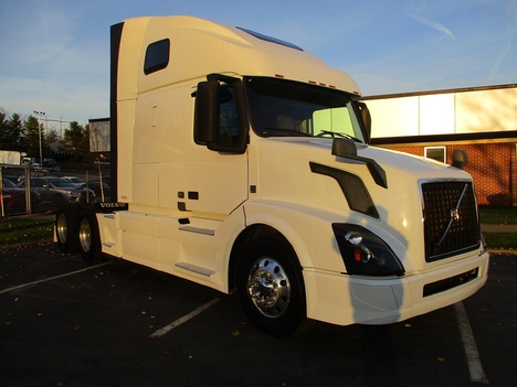 USED 2018 VOLVO VNL670 TANDEM AXLE SLEEPER TRUCK #1808-4