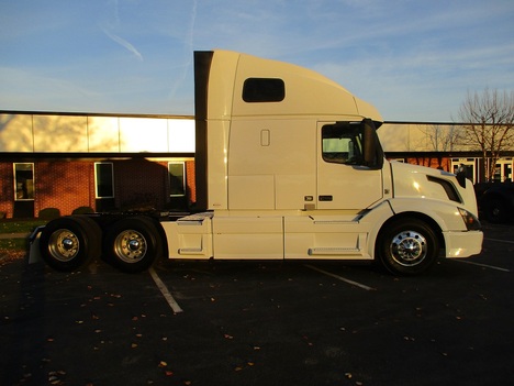 USED 2018 VOLVO VNL670 TANDEM AXLE SLEEPER TRUCK #1808-7