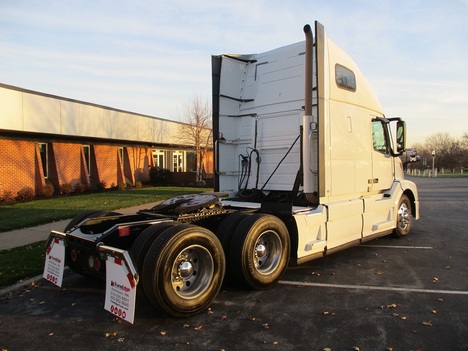 USED 2018 VOLVO VNL670 TANDEM AXLE SLEEPER TRUCK #1808-8