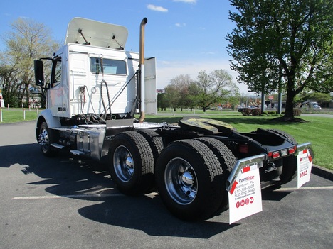 USED 2019 VOLVO VNR64T300 TANDEM AXLE DAYCAB TRUCK #1820-11
