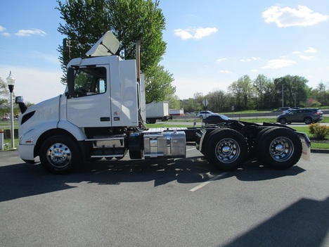 USED 2019 VOLVO VNR64T300 TANDEM AXLE DAYCAB TRUCK #1820-12